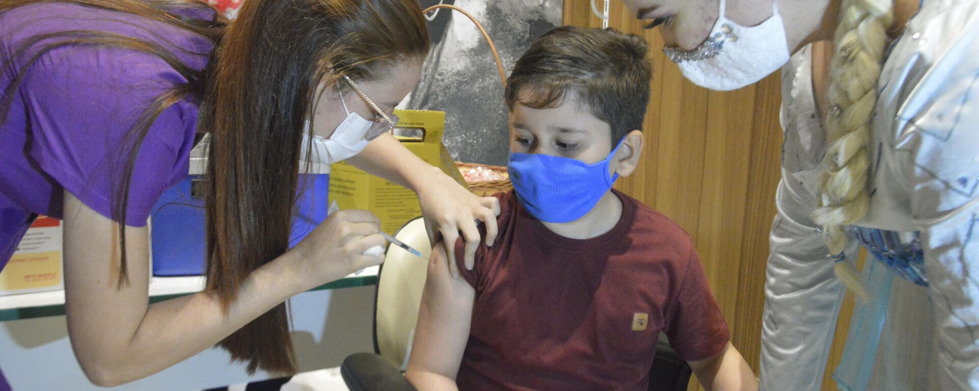 Criança recebe a vacina contra a COVID-19 em Natal, em 18 de janeiro de 2022 - Sputnik Brasil, 1920, 20.01.2022
