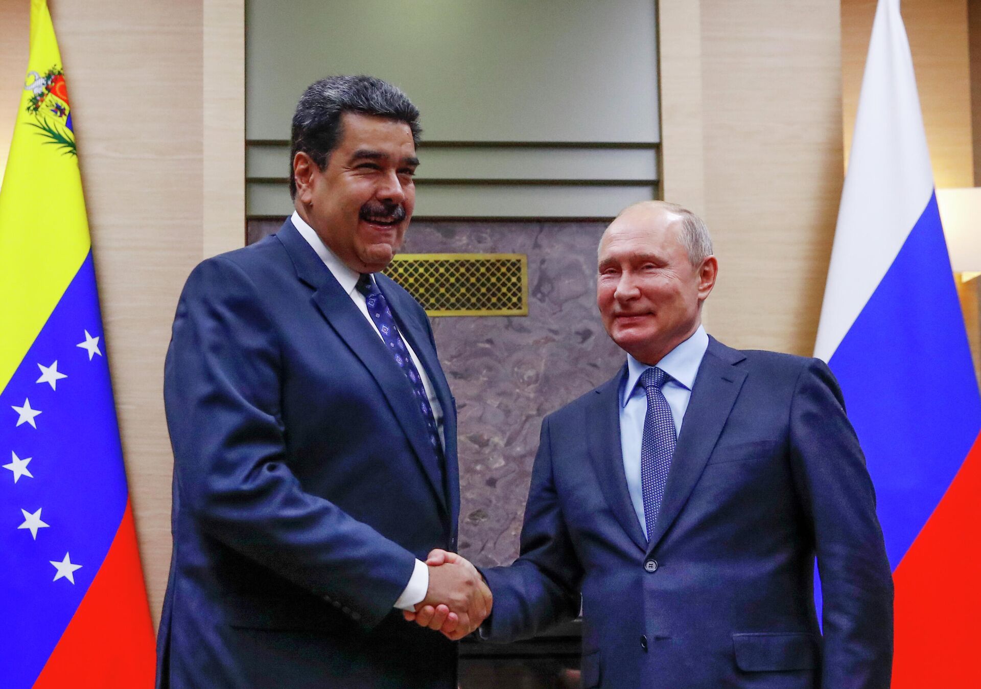 Em Moscou, o presidente venezuelano, Nicolás Maduro (à esquerda), cumprimenta o presidente russo, Vladimir Putin, em 5 de dezembro de 2018 - Sputnik Brasil, 1920, 04.07.2022