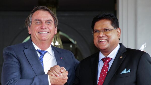 Os presidentes do Brasil, Jair Bolsonaro, e do Suriname, Chandrikapersad Santokhi, se encontram em Paramaribo, no Suriname, em20 de janeiro de 2022 - Sputnik Brasil