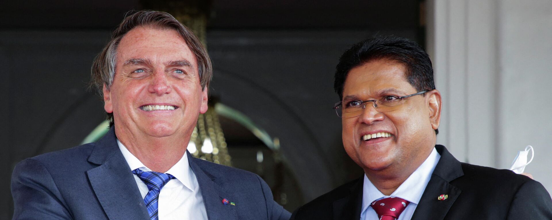 Os presidentes do Brasil, Jair Bolsonaro, e do Suriname, Chandrikapersad Santokhi, se encontram em Paramaribo, no Suriname, em20 de janeiro de 2022 - Sputnik Brasil, 1920, 20.01.2022