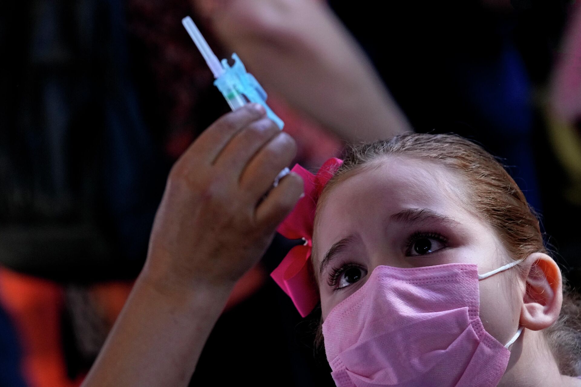 Menina olha para seringa antes de receber uma dose de vacina Pfizer contra a COVID-19, Brasília, 16 de janeiro de 2022  - Sputnik Brasil, 1920, 21.01.2022
