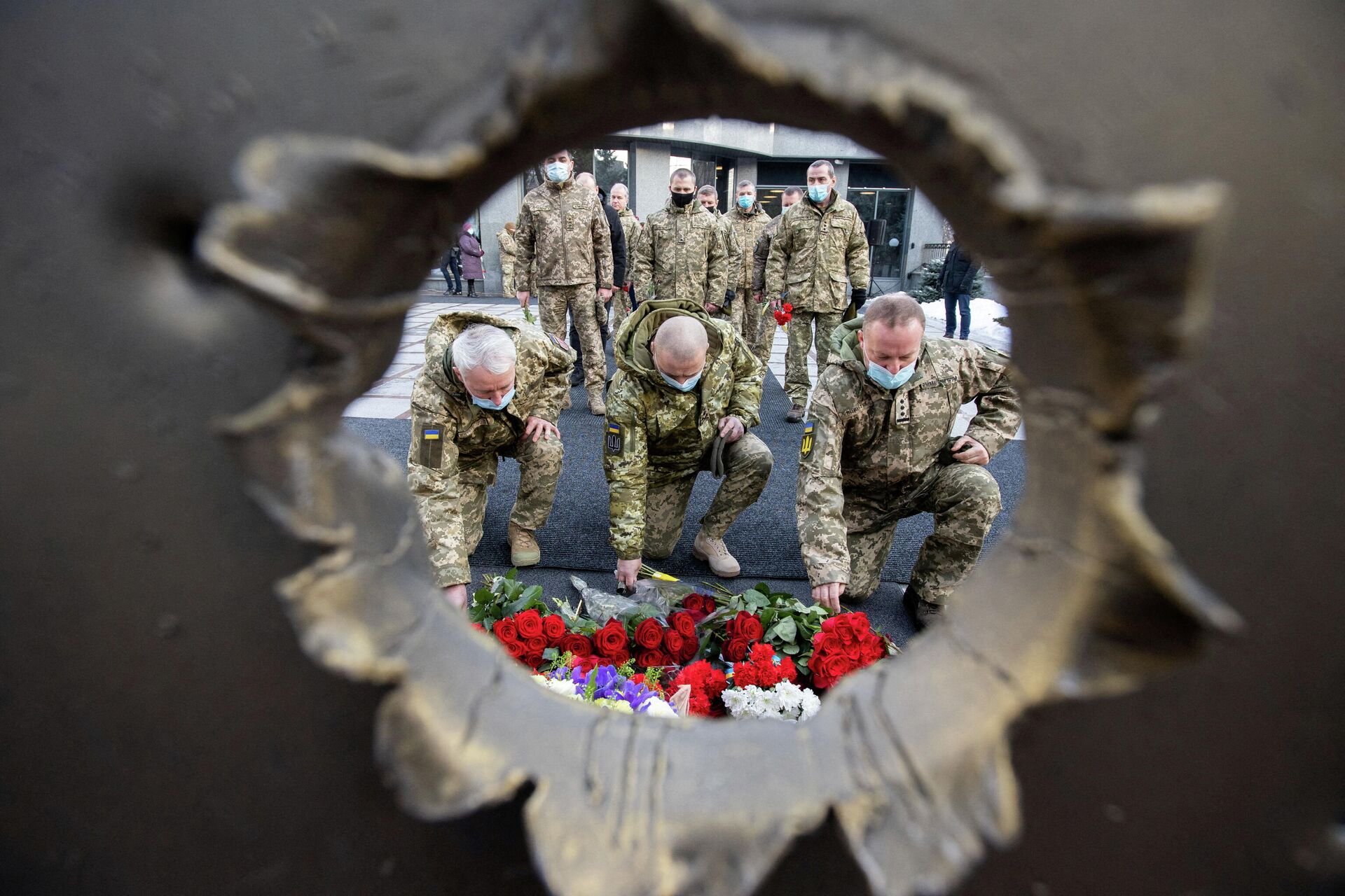 Pessoas na cerimônia em homenagem às vítimas do conflito na Ucrânia, ao lado da sede do Ministério de Defesa em Kiev, 20 de janeiro de 2022 - Sputnik Brasil, 1920, 21.01.2022