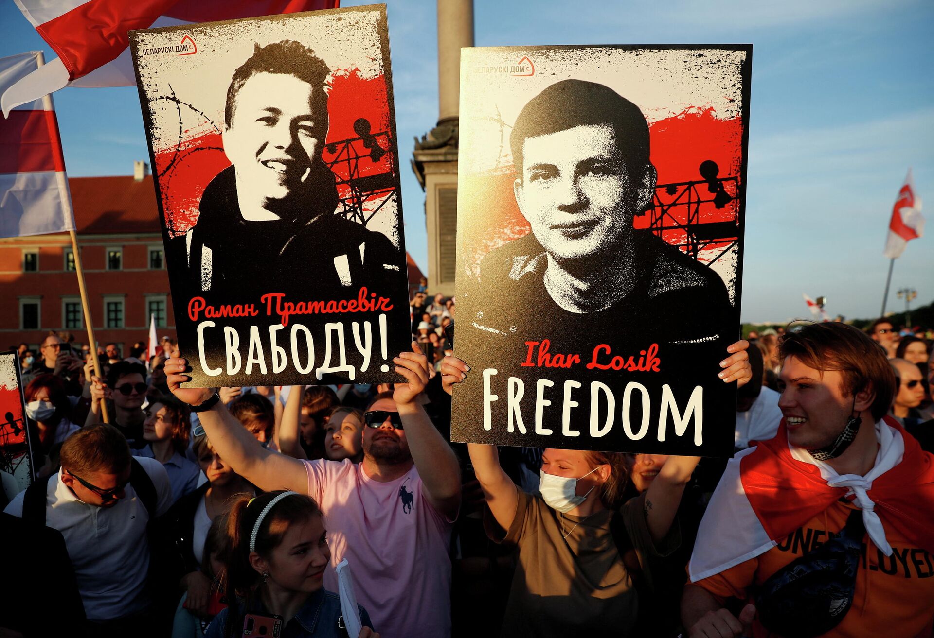Membros da comunidade belarussa na Polônia com cartazes retratando o jornalista belarusso, Roman Protasevich, e o bloguiero Igor Losik em Varsóvia, 3 de junho de 2021 - Sputnik Brasil, 1920, 21.01.2022