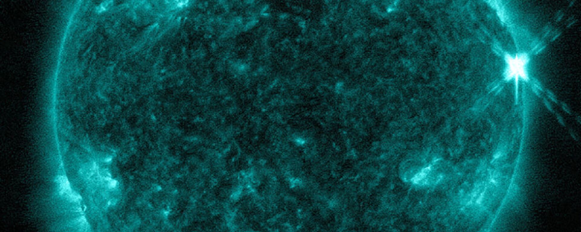 O Observatório de Dinâmica Solar da NASA capturou esta imagem (a partir de luz ultravioleta) de uma explosão solar vista no flash brilhante no lado direito desta imagem do Sol, em 20 de janeiro de 2022 - Sputnik Brasil, 1920, 21.01.2022