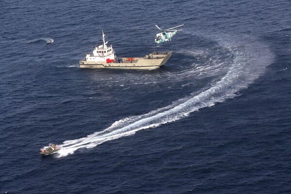 Belonave e helicóptero atendem os exercícios militares conjuntos CHIRU-2022 no norte do oceano Índico, 20 de janeiro de 2022. - Sputnik Brasil