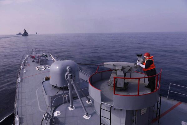 Membro da Marinha iraniana participa dos treinamentos conjuntos CHIRU-2022 no norte do oceano Índico, 19 de janeiro de 2022. - Sputnik Brasil