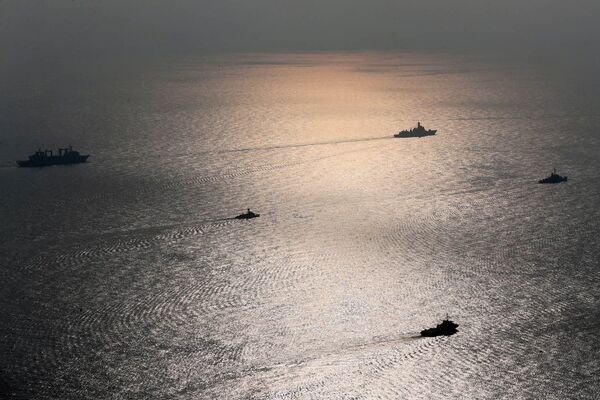Navios de combate da Rússia, Irã e China durante exercícios marítimos no mar da Arábia, 20 de janeiro de 2022. - Sputnik Brasil