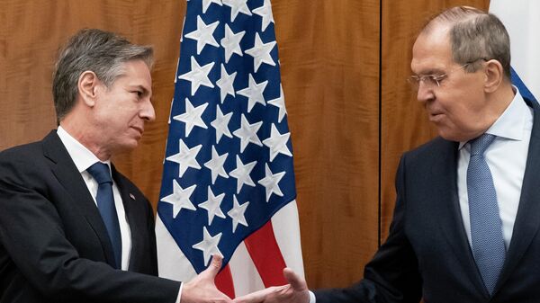 Secretário de Estado dos EUA, Antony Blinken cumprimenta o ministro das Relações Exteriores da Rússia, Sergei Lavrov, antes de sua reunião, em 21 de janeiro de 2022, em Genebra, Suíça. - Sputnik Brasil