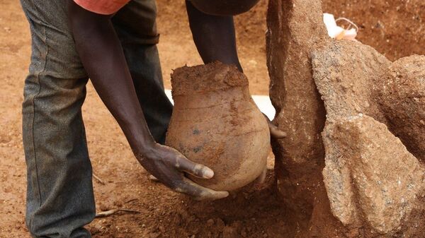 Homem retira vaso de cerâmica fruto de escavação em terracota Noque, Ifana 3 - Sputnik Brasil