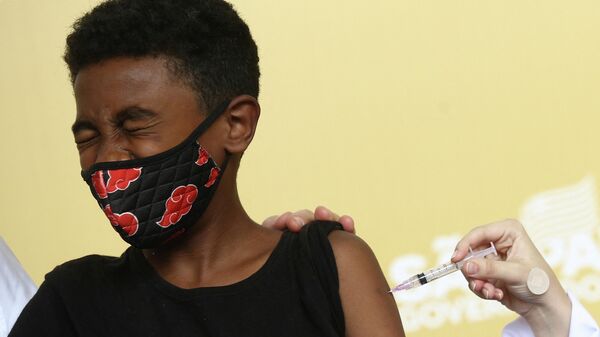 Em São Paulo, o menino Luan Ribeiro Ferreira dos Santos, recebe uma dose de vacina CoronaVac contra a COVID-19, em 20 de janeiro de 2022 - Sputnik Brasil