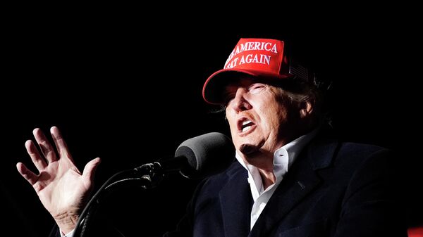 Ex-presidente Donald Trump fala a apoiadores no estado do Arizona, em 15 de janeiro de 2022 - Sputnik Brasil