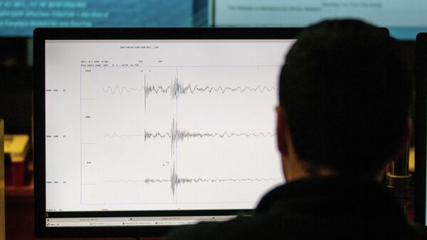 Um técnico do Centro Sismológico Nacional (CSN) da Universidade do Chile, órgão encarregado de monitorar a atividade sísmica no território chileno, trabalha em Santiago, em 4 de agosto de 2017 - Sputnik Brasil