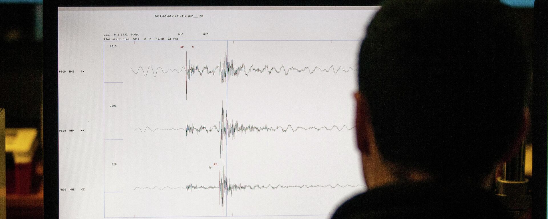 Um técnico do Centro Sismológico Nacional (CSN) da Universidade do Chile, órgão encarregado de monitorar a atividade sísmica no território chileno, trabalha em Santiago, em 4 de agosto de 2017 - Sputnik Brasil, 1920, 22.01.2022