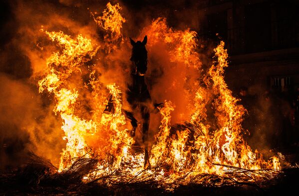 Cavaleiro saltando por cima de uma fogueira durante o festival Las Luminarias, na Espanha. - Sputnik Brasil