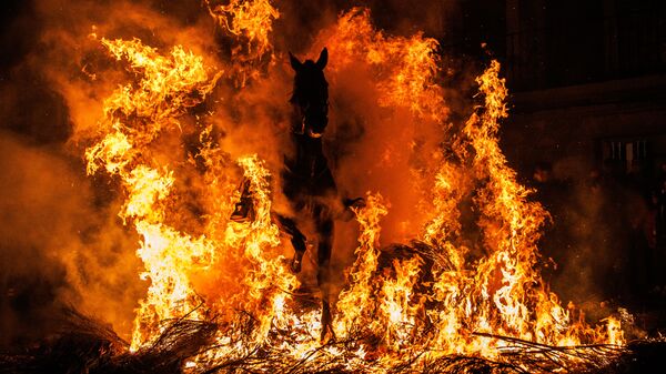 Cavaleiro saltando por cima de uma fogueira durante o festival Las Luminarias, na Espanha  
 - Sputnik Brasil