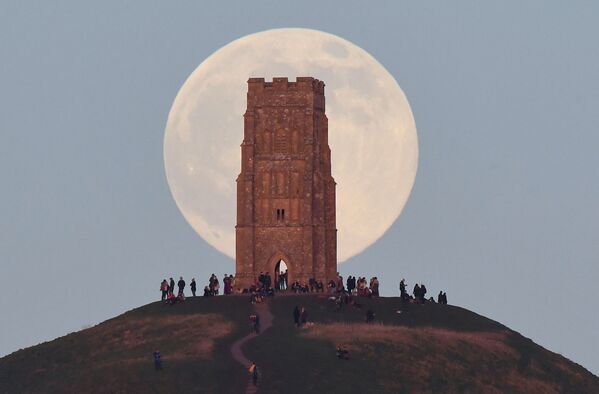 Pessoas perto da Torre de São Miguel durante a lua cheia no Reino Unido. - Sputnik Brasil