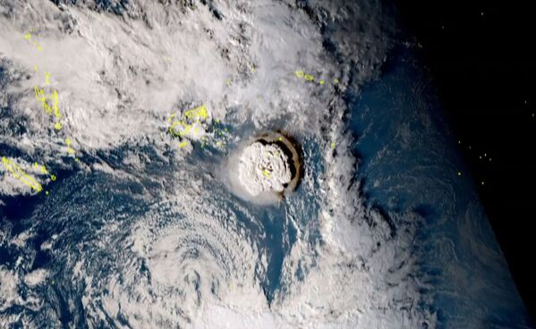 Erupção de vulcão submarino no país insular Tonga, localizado no Pacífico, que causou um tsunami. - Sputnik Brasil