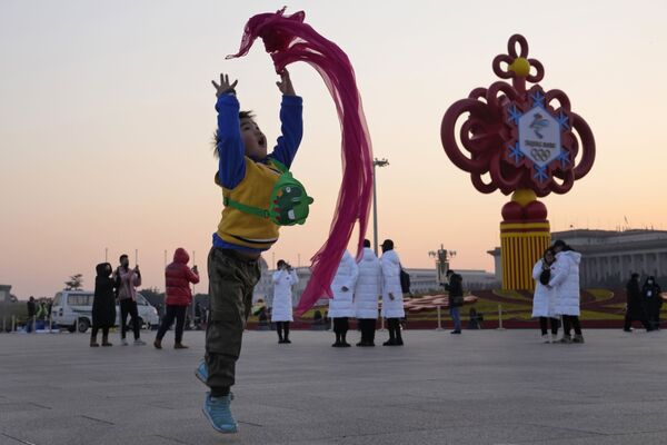 Uma criança brinca com um lenço vermelho na praça Tiananmen em Pequim, China. - Sputnik Brasil