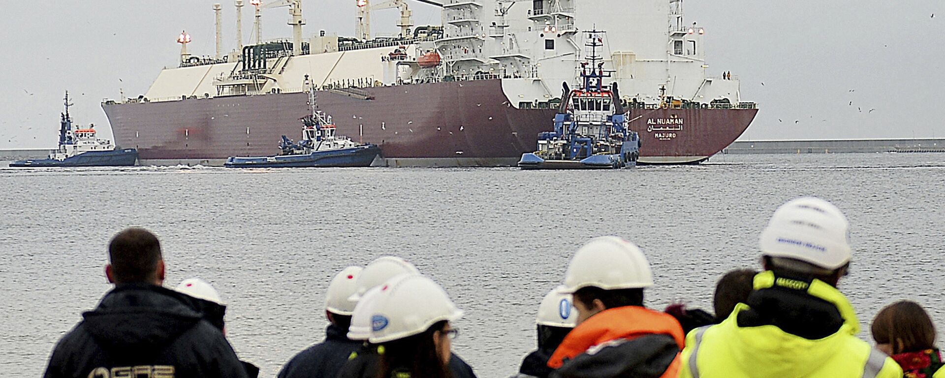 Nesta foto de arquivo, o gigantesco navio-tanque de gás natural liquefeito Al Nuaman no porto báltico de Swinoujscie, Polônia, transportando cerca de 200.000 metros cúbicos de gás liquefeito do Catar, em 11 de dezembro de 2015 - Sputnik Brasil, 1920, 22.01.2022