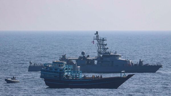 Militares do navio de patrulha USS Chinook, dos EUA, revistam embarcação de pesca apátrida transitando em águas internacionais do golfo de Omã, 18 de janeiro de 2022 - Sputnik Brasil