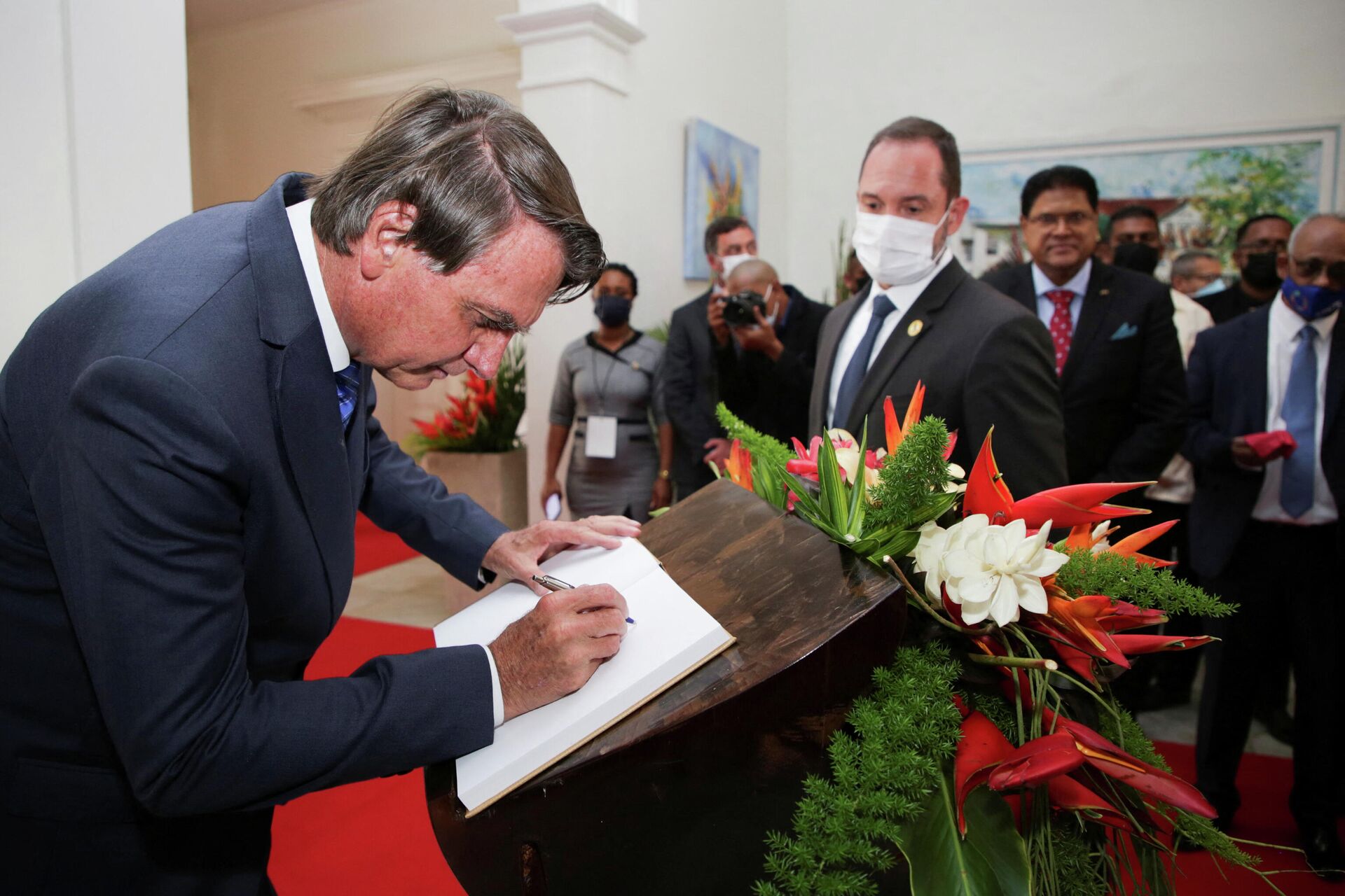 Presidente Jair Bolsonaro assina livro de visitas de seu homólogo de Suriname, Chandrikapersad Santokhi, em sua primeira viagem internacional em 2022, 20 de janeiro de 2022 - Sputnik Brasil, 1920, 24.01.2022