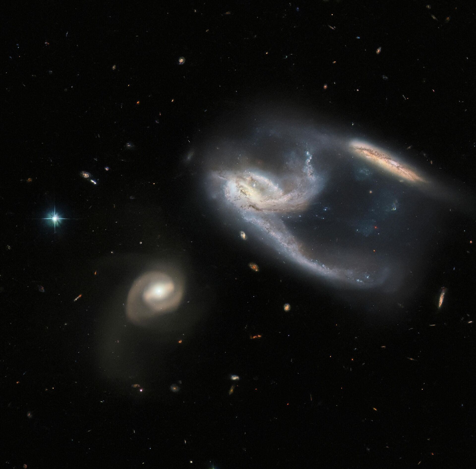 O Telescópio Espacial Hubble flagrou um grupo de três galáxias, coletivamente conhecidas como NGC 7764A, a 425 milhões de anos-luz da Terra, na constelação de Fênix - Sputnik Brasil, 1920, 24.01.2022