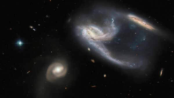 O Telescópio Espacial Hubble flagrou um grupo de três galáxias, coletivamente conhecidas como NGC 7764A, a 425 milhões de anos-luz da Terra, na constelação de Fênix - Sputnik Brasil