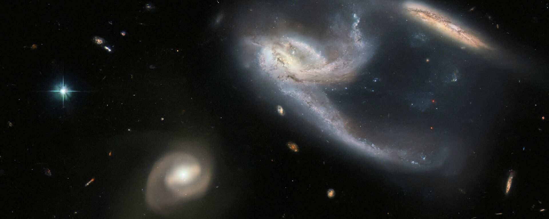 O Telescópio Espacial Hubble flagrou um grupo de três galáxias, coletivamente conhecidas como NGC 7764A, a 425 milhões de anos-luz da Terra, na constelação de Fênix - Sputnik Brasil, 1920, 07.02.2022
