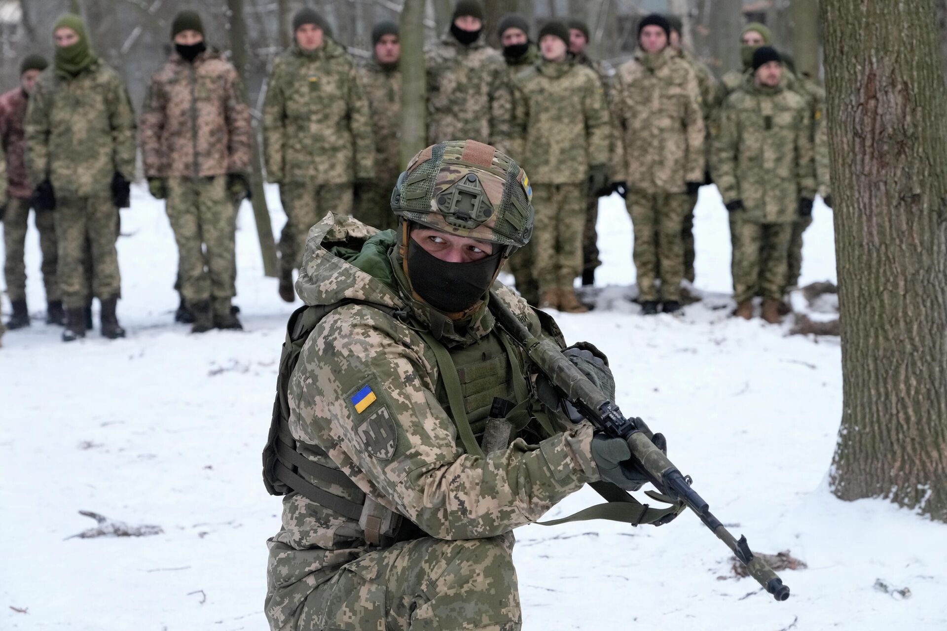 Instrutor treina membros das Forças de Defesa Territorial da Ucrânia, unidade militar de voluntários dentro das Forças Armadas, em um parque de Kiev, 22 de janeiro de 2022 - Sputnik Brasil, 1920, 29.01.2022