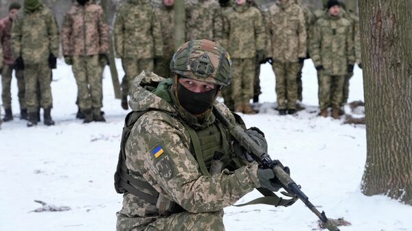 Instrutor treina membros das Forças de Defesa Territorial da Ucrânia, unidade militar de voluntários dentro das Forças Armadas, em um parque de Kiev, 22 de janeiro de 2022 - Sputnik Brasil