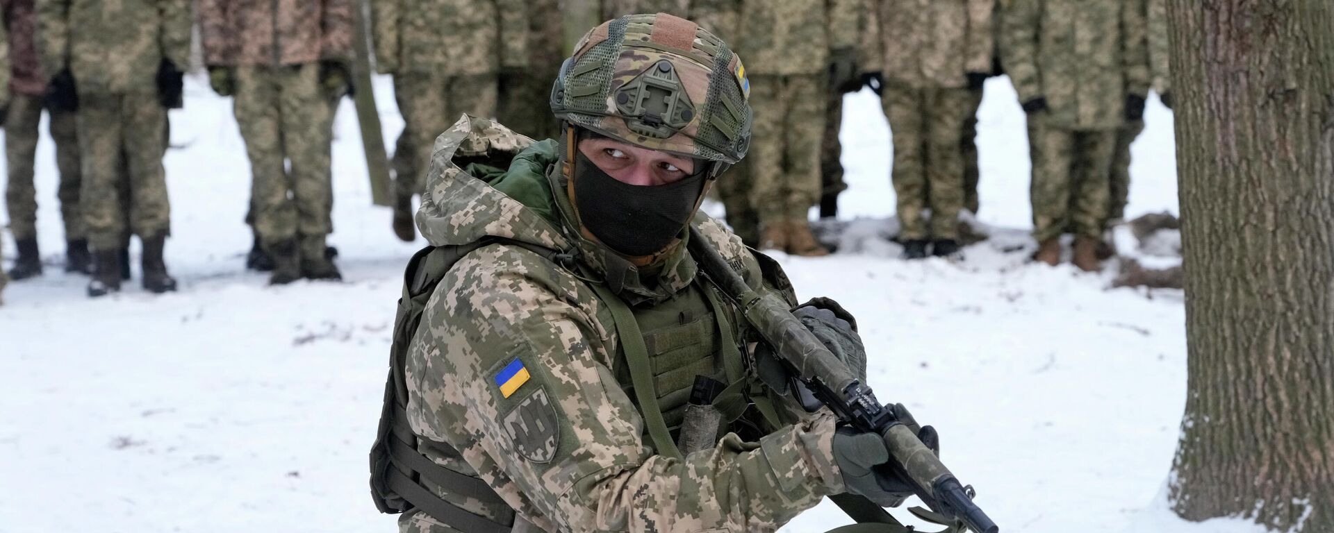 Instrutor treina membros das Forças de Defesa Territorial da Ucrânia, unidade militar de voluntários dentro das Forças Armadas, em um parque de Kiev, 22 de janeiro de 2022 - Sputnik Brasil, 1920, 17.04.2022