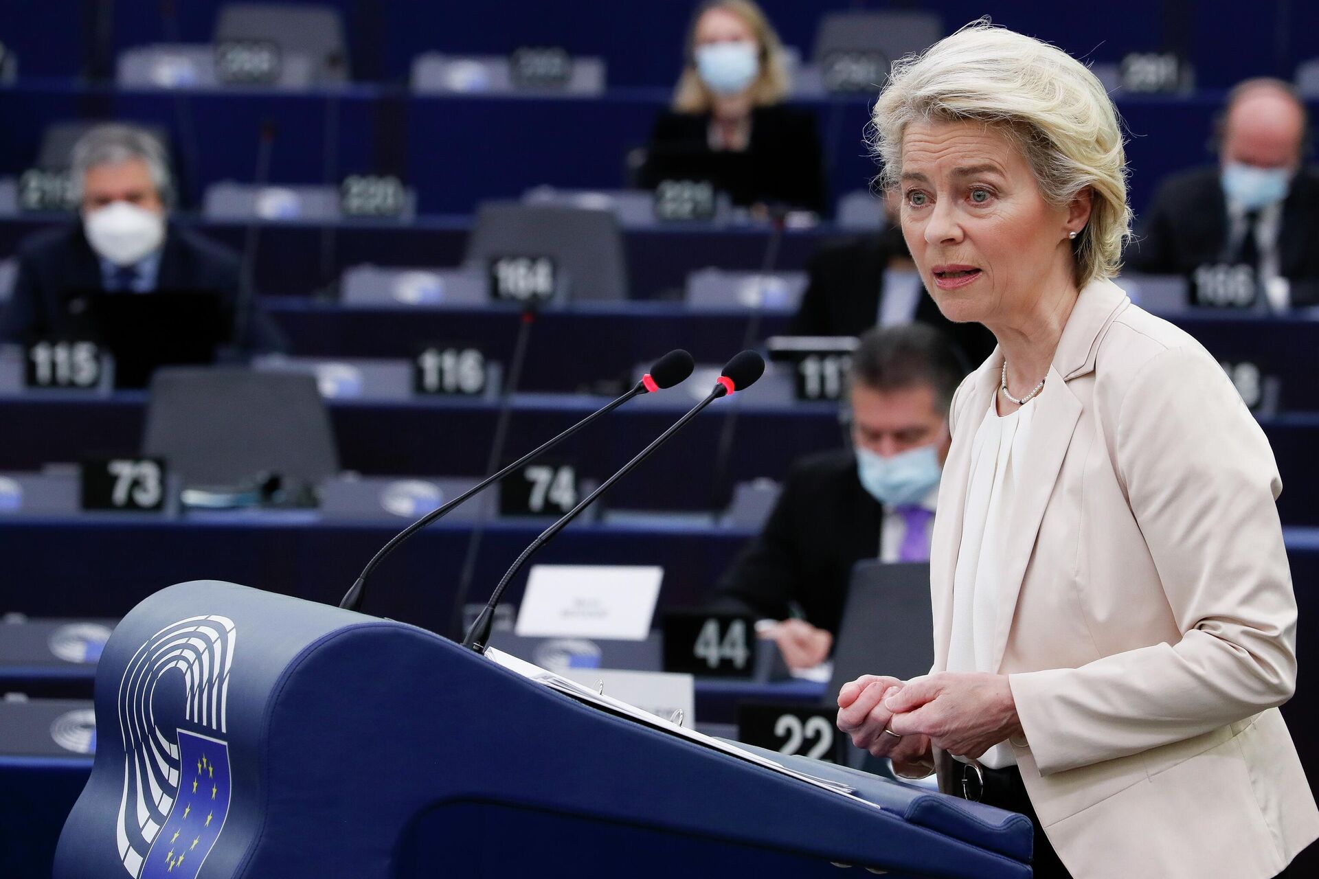 A presidente da Comissão Europeia, Ursula von der Leyen, discursa durante uma sessão plenária no Parlamento Europeu em Estrasburgo, leste da França, quarta-feira, 15 de dezembro de 2021 - Sputnik Brasil, 1920, 24.01.2022