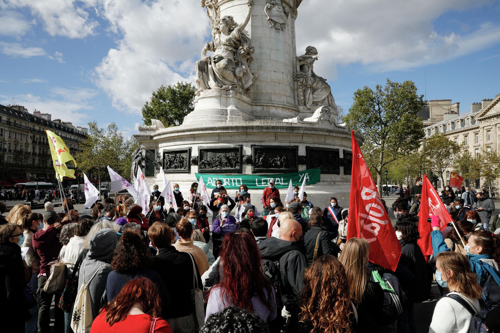 Pessoas seguram bandeiras durante um encontro organizado por associações e sindicatos feministas para defender o direito ao aborto em Paris, em 26 de setembro de 2020 - Sputnik Brasil, 1920, 24.01.2022