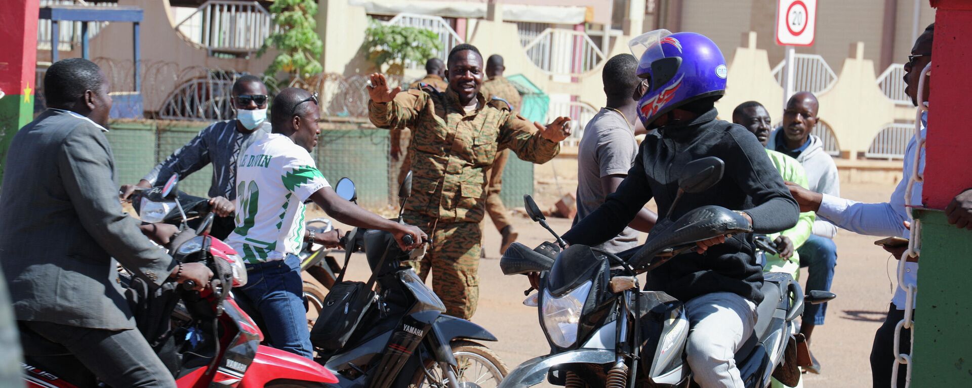 Militar pede a apoiadores das Forças Armadas nacionais que se dispersem após o presidente Marc Kaboré ser detido em Burkina Faso, 24 de janeiro de 2022 - Sputnik Brasil, 1920, 24.01.2022