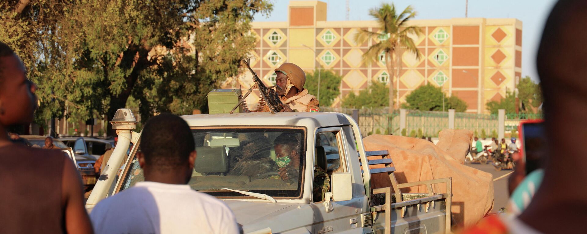 Em Burkina Faso, um soldado do Exército dirige um caminhão após a deposição do presidente Kabore na capital Ouagadougou, em 24 de janeiro de 2022 - Sputnik Brasil, 1920, 25.01.2022