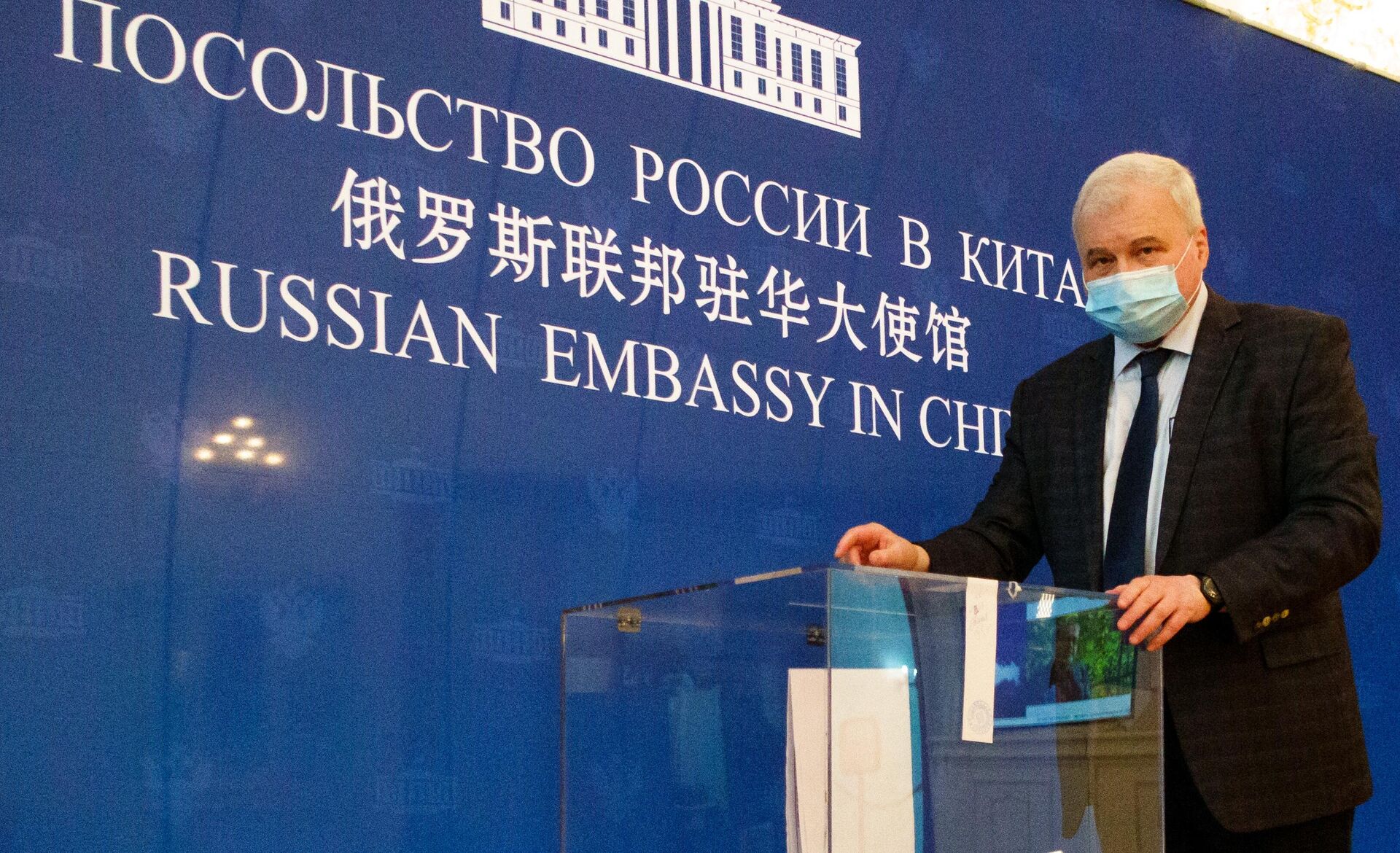 Embaixador da Rússia na China, Andrei Denisov, no local de votação na embaixada em Pequim, 19 de setembro de 2021 - Sputnik Brasil, 1920, 19.04.2022