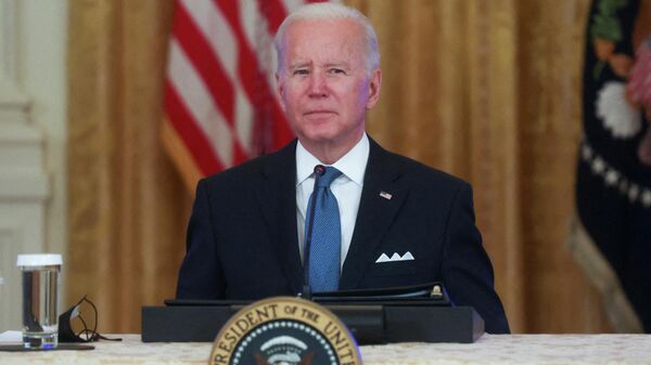 O presidente dos EUA, Joe Biden, ouve uma pergunta do repórter da Fox News, Peter Doocy, após uma reunião com seu Conselho de Concorrência para falar sobre inflação e redução de preços para famílias na Sala Leste da Casa Branca, em Washington, EUA, 24 de janeiro de 2022 - Sputnik Brasil
