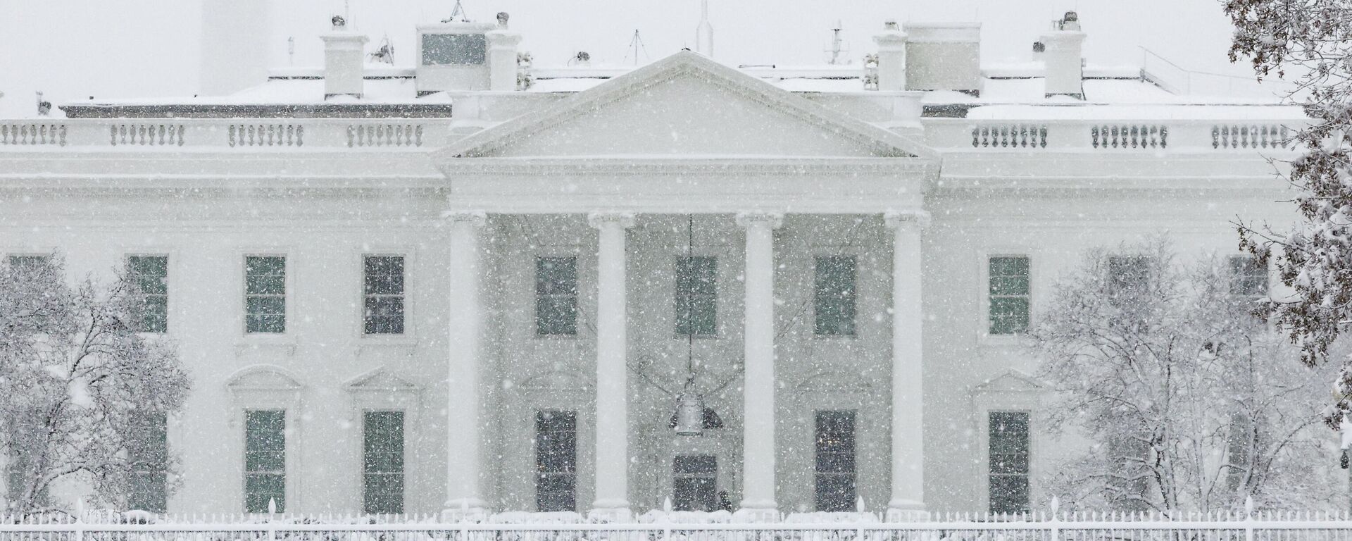 Visitantes olham para a Casa Branca durante tempestade de neve em Washington, EUA, 3 de janeiro de 2022 - Sputnik Brasil, 1920, 25.01.2022
