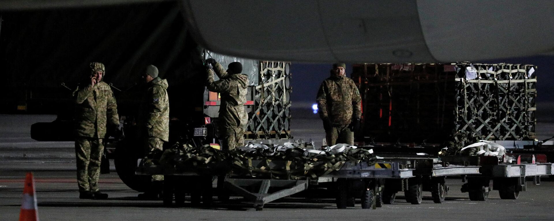 Material é descarregado e entregue como parte da assistência de segurança dos EUA à Ucrânia, no Aeroporto Internacional de Boryspil, Kiev, 25 de janeiro de 2022 - Sputnik Brasil, 1920, 12.02.2022