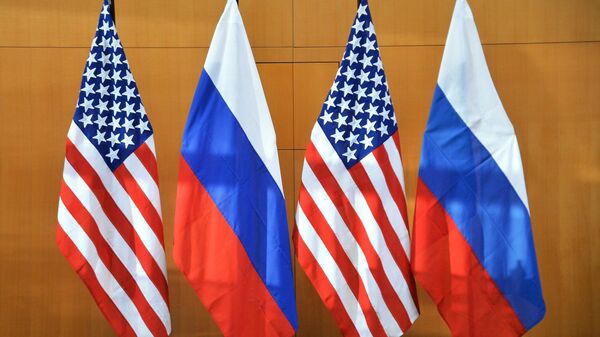 Em Genebra, na Suíça, as bandeiras dos EUA e da Rússia aparecem alinhadas durante encontro de representantes dos dois países em 10 de janeiro de 2022 - Sputnik Brasil