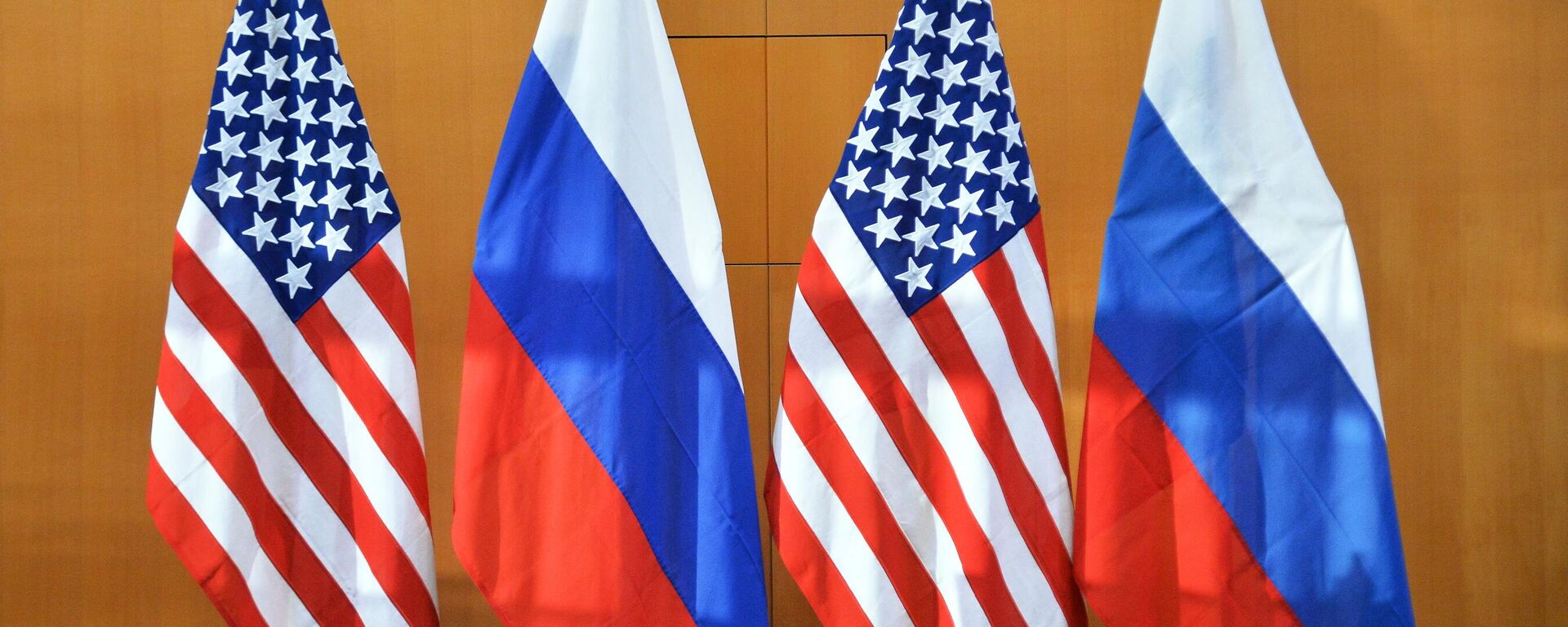 Em Genebra, na Suíça, as bandeiras dos EUA e da Rússia aparecem alinhadas durante encontro de representantes dos dois países em 10 de janeiro de 2022 - Sputnik Brasil, 1920, 17.04.2022