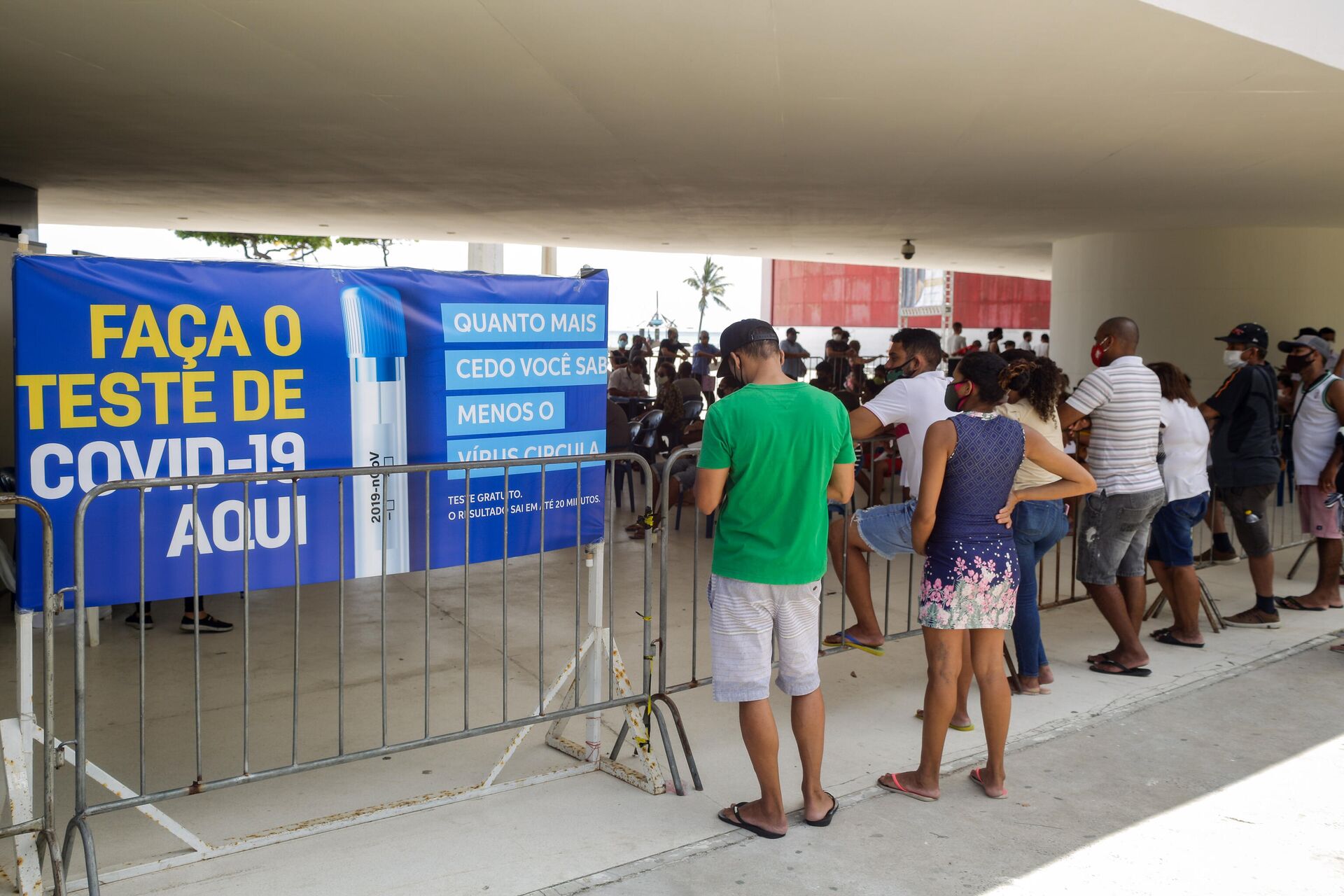 Em Recife, capital do estado brasileiro de Pernambuco, pessoas aguardam em fila para realizarem teste de COVID-19, em 25 de janeiro de 2022 - Sputnik Brasil, 1920, 27.01.2022