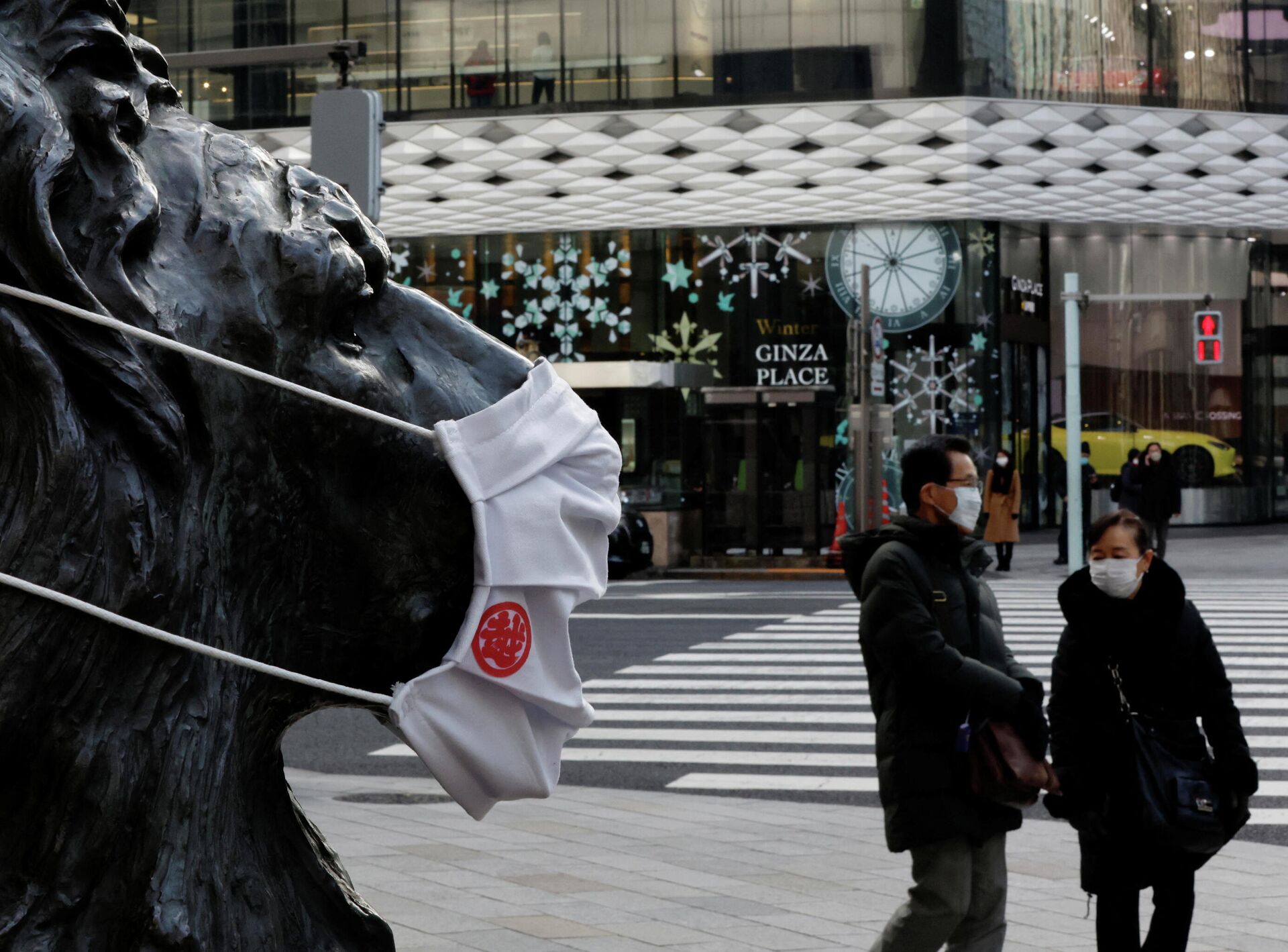 Transeuntes passando estátua de leão em Tóquio, Japão, 26 de janeiro de 2022 - Sputnik Brasil, 1920, 26.01.2022