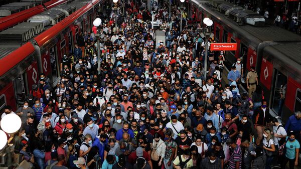 Multidão na estação de Luz, São Paulo, em meio à pandemia da COVID-19, 12 de janeiro de 2022 - Sputnik Brasil