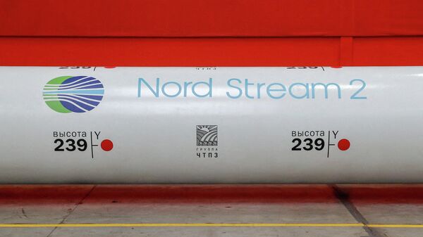 O logotipo do projeto do gasoduto Nord Stream 2 é visto em um tubo de grande diâmetro na fábrica de laminação de tubos de Chelyabinsk, de propriedade do Grupo ChelPipe, em Chelyabinsk, NA Rússia, no dia 26 de fevereiro de 2020 - Sputnik Brasil