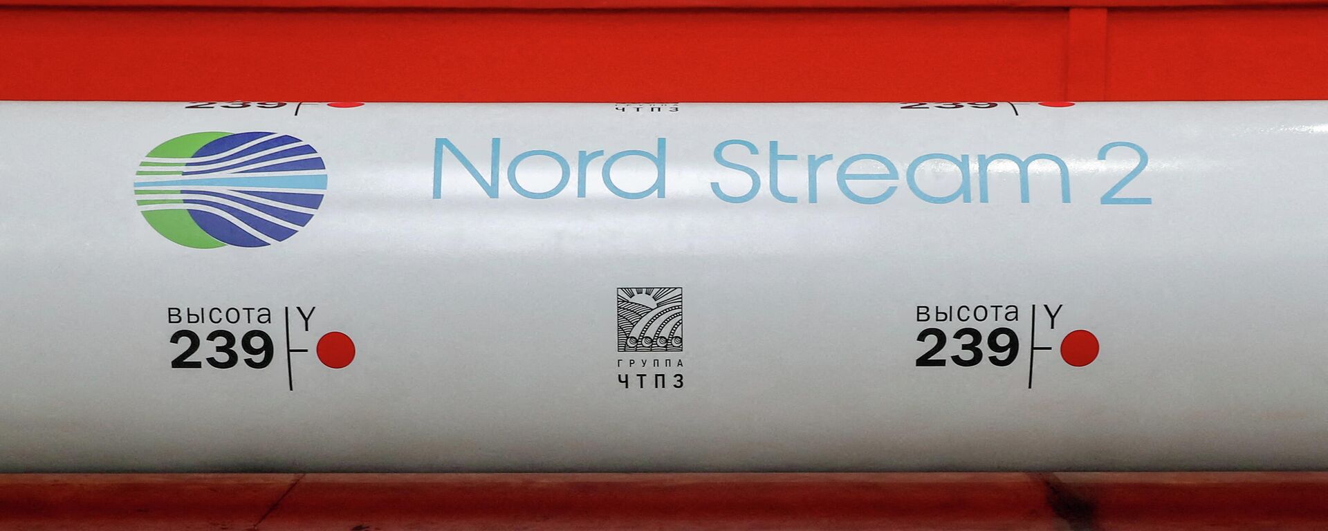 O logotipo do projeto do gasoduto Nord Stream 2 é visto em um tubo de grande diâmetro na fábrica de laminação de tubos de Chelyabinsk, de propriedade do Grupo ChelPipe, em Chelyabinsk, NA Rússia, no dia 26 de fevereiro de 2020 - Sputnik Brasil, 1920, 26.01.2022