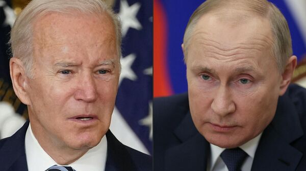 Esta combinação de fotos, criada em 6 de dezembro de 2021, mostra o presidente dos EUA Joe Biden durante uma cerimônia na Casa Branca, em Washington, em 18 de novembro de 2021, e o presidente russo Vladimir Putin em um congresso, em Moscou, em 4 de dezembro, 2021 - Sputnik Brasil