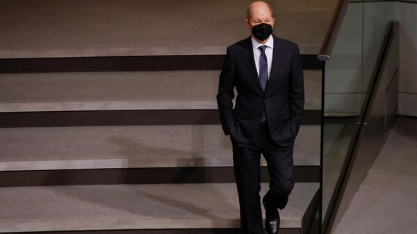 O chanceler alemão Olaf Scholz caminha na câmara baixa do parlamento Bundestag em Berlim, Alemanha, em 26 de janeiro de 2022 - Sputnik Brasil