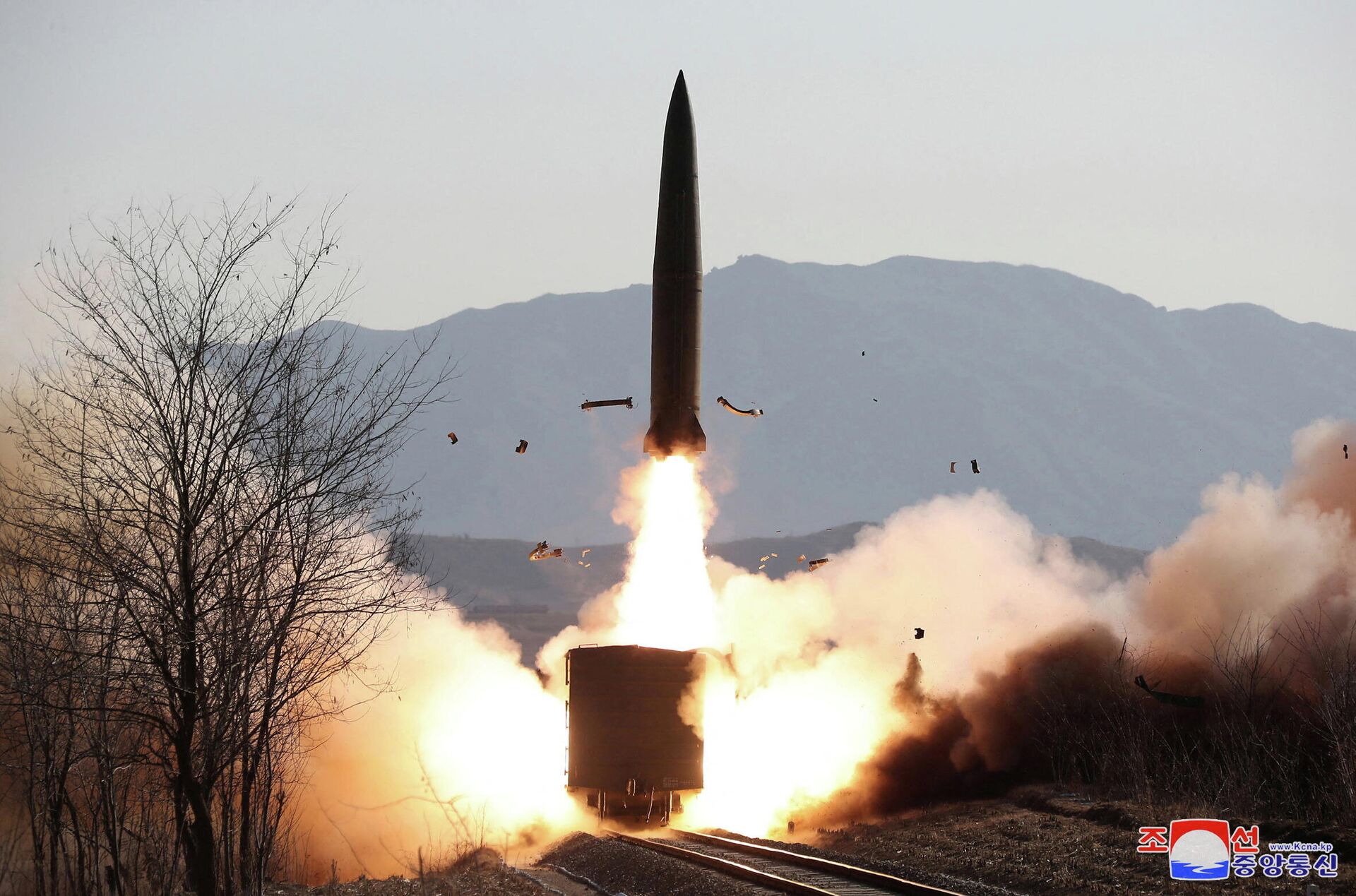 Em uma localização não identificada da Coreia Norte, um míssil é lançado a partir de um trem, em 14 de janeiro de 2022 - Sputnik Brasil, 1920, 27.01.2022