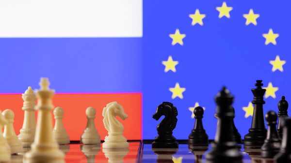 Peças de xadrez vistos na frente de bandeiras da Rússia e da UE, ilustração de 26 de janeiro de 2022 - Sputnik Brasil